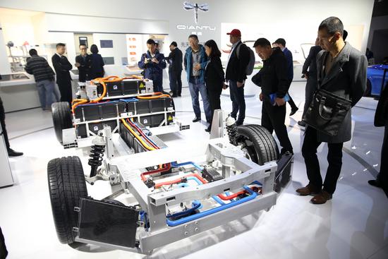 10月19日，觀眾在中國(guó)國(guó)際節(jié)能與新能源汽車(chē)展上參觀新款跑車(chē)的液冷電池。 新華社發(fā)（陳曉根 攝）