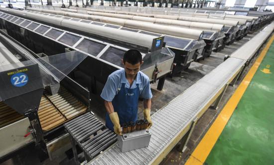6月22日，河北奧冠電源有限責(zé)任公司工人在動(dòng)力電池生產(chǎn)線上操作。 新華社記者 李曉果 攝