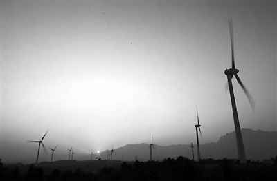 江西廬山五老峰下九江市廬山區(qū)海會(huì)鎮(zhèn)長(zhǎng)嶺風(fēng)電機(jī)組正在上網(wǎng)發(fā)電。