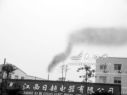 員工稱工業(yè)園上空沒(méi)有幾天是空氣清新的