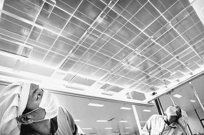 江蘇一家能源公司的工人在檢查出口太陽能光伏電池組件。 　　CFP供圖