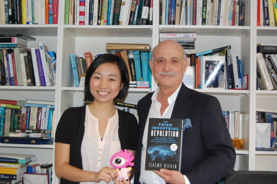 《第三次工業(yè)革命》作者杰里米-里夫金與筆者合影。(圖片來(lái)源：新浪財(cái)經(jīng))