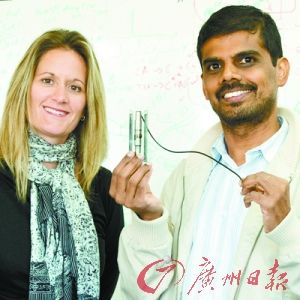 澳大利亞莫道克大學的研究者正在展示新型鈉離子電池。