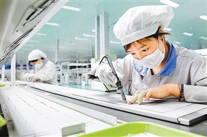 一家能源公司的工人在生產(chǎn)出口歐洲的太陽(yáng)能光伏產(chǎn)品。  新華社發(fā)