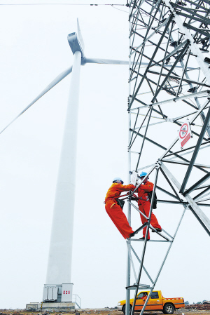 供電員工在安徽龍?jiān)达L(fēng)力發(fā)電場(chǎng)檢修輸電線(xiàn)路。宋衛(wèi)星 攝