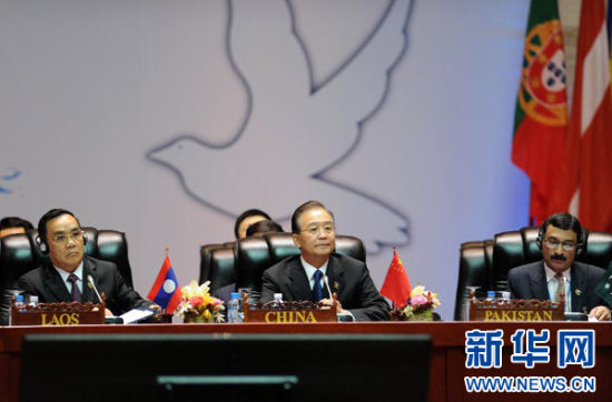  11月6日，中國國務院總理溫家寶在老撾首都萬象出席第九屆亞歐首腦會議第二次領導人會議。 新華社記者 張鐸 攝