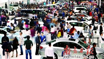 昨日，廣州車展迎來周六休息日，場館內(nèi)人氣爆棚。