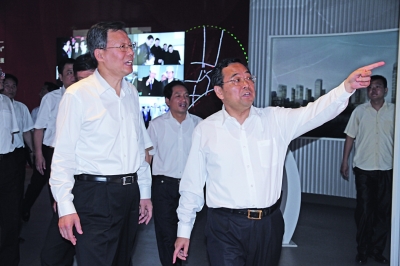 李學勇省長（左）在市委書記張雷陪同下視察園區(qū)。