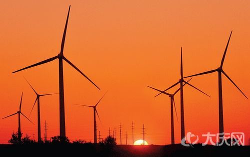 &ldquo;錢是大風(fēng)刮來的。&rdquo;大豐集團(tuán)油氣事業(yè)部總經(jīng)理助理夏清河說，&ldquo;我們投資5億元，建設(shè)了這些風(fēng)車，年開發(fā)風(fēng)電5萬千瓦，收入6800萬元。&rdquo;