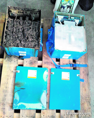全日空出事夢(mèng)幻客機(jī)的鋰離子電池內(nèi)部已燒壞（圖左），藍(lán)色的金屬外殼也燒得凹凸不平。（法新社）