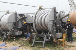 哈鄭特高壓工程黃河大跨越標(biāo)段開(kāi)始架線。彭懷勝 攝