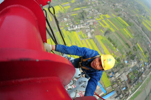 安徽送變電工程公司施工人員在皖電東送工程220多米高空安裝附件。