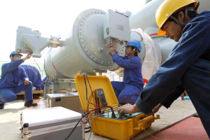 安徽送變電工程公司調(diào)試人員在皖電東送工程皖南站進(jìn)行1000千伏金屬全封閉組合電器（GIS）試驗(yàn)。楊猛 攝