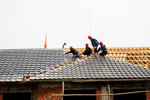 浙江合大太陽能科技有限公司的安裝人員正在新登鎮(zhèn)元村為村民陳高華的新居安裝光伏陶瓷瓦。